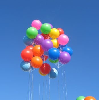 Comment faire tenir un ballon de baudruche au plafond ?