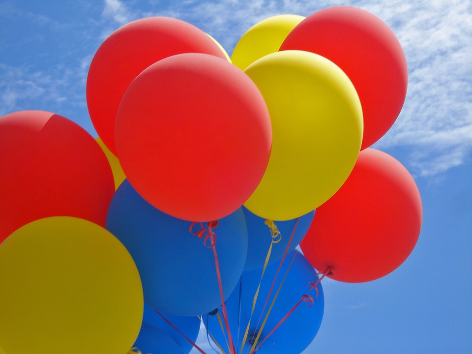 faire tenir un ballon de baudruche au plafond