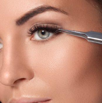 Comment pose-t-on des faux cils ?