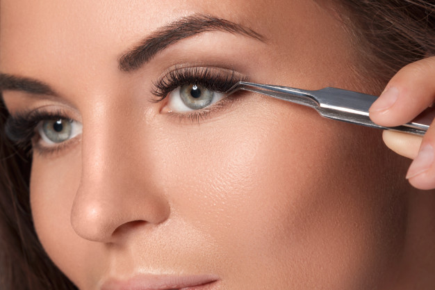 Comment pose-t-on des faux cils ?