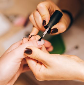 Est-ce que la pose de gel abîme les ongles ?