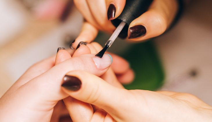 Est-ce que la pose de gel abîme les ongles ?