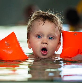 Comment mettre des brassards à son bébé à la piscine ?