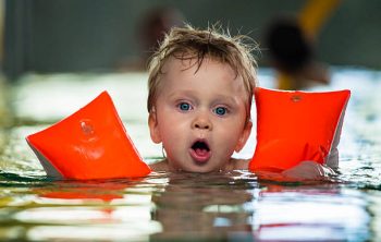 Comment mettre des brassards à son bébé à la piscine ?