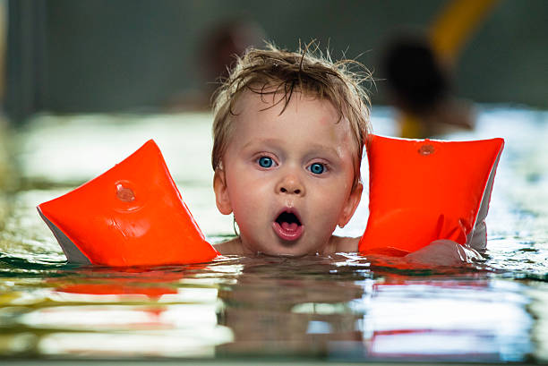 Comment mettre des brassards à son bébé à la piscine ?