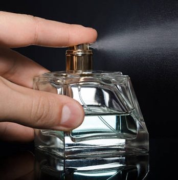 Pourquoi les parfums se dispersent dans l’air ?