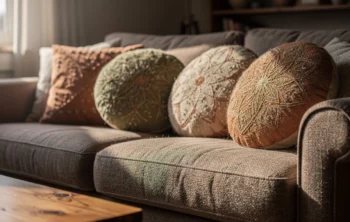 Coussins ronds brodés : la touche artisanale à adopter dans votre intérieur